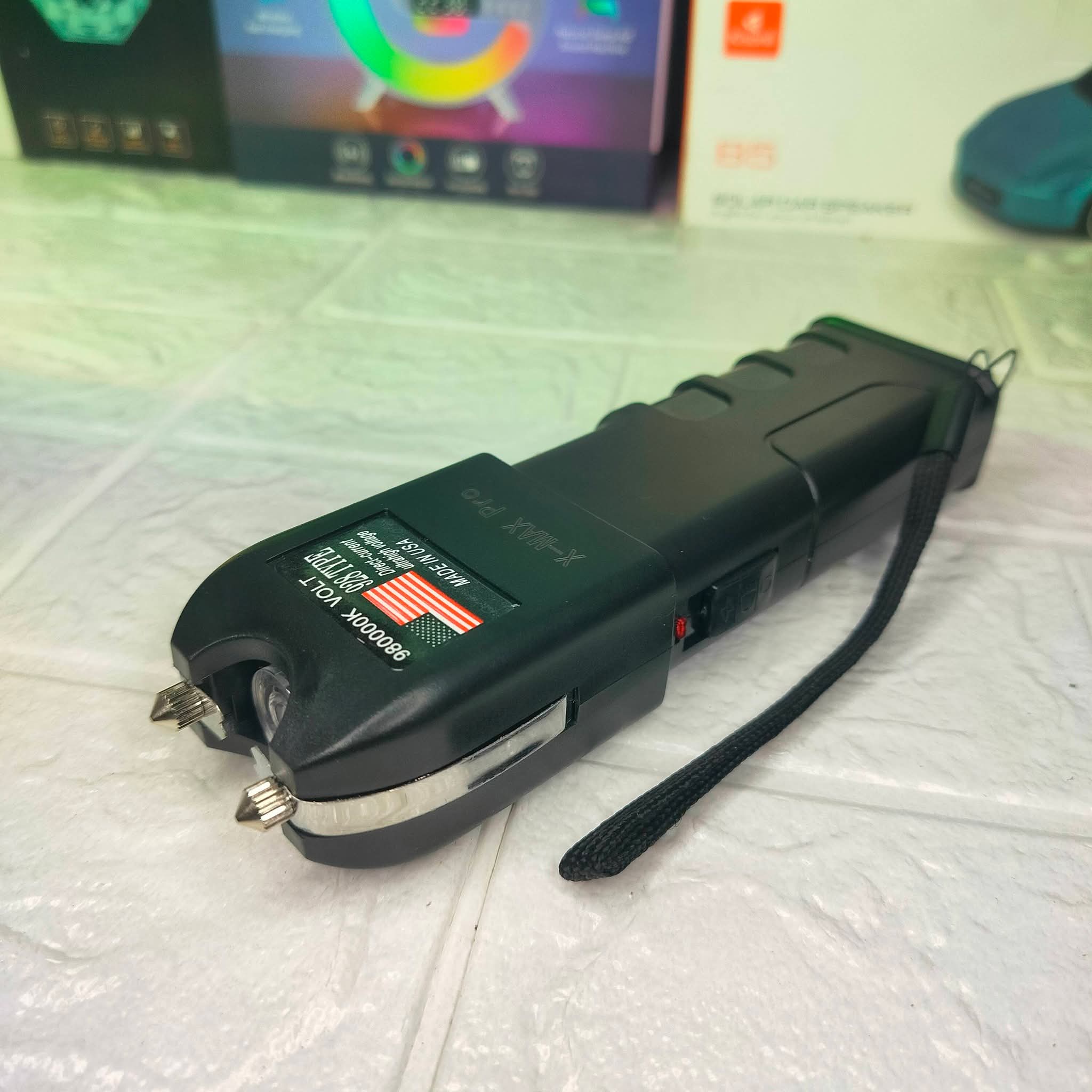 928 Type stun gun with a built-in flashlight. (EDP-3466)